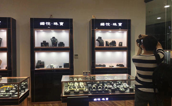 定制珠寶展示展示柜對(duì)比現(xiàn)成珠寶展柜